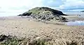 L'Île Salgren vue depuis le continent à marée basse.
