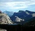 Montagnes formées de dos de baleine autour du lac Tenaya dans le parc national de Yosemite aux États-Unis.
