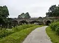 Le pont du Strat franchissant le Blavet sur la igne ferroviaire d'Auray à Pontivy et le chemin de halage devenu une voie verte.