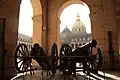 Canons dans une galerie couverte de la cour.