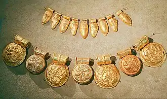 Collier avec des scènes mythologiques. IVe&nbsp;siècle&nbsp;av. J.-C. (inv. 13412)