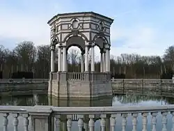 Le pavillon heptagonal du parc baroque des « Sept Etoiles ».