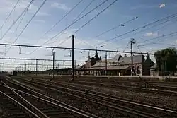 intérieur de la gare, voies, quais et bâtiment voyageurs
