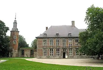 Le corps de logis de style Louis XIII du château de Trazegnies en Belgique.