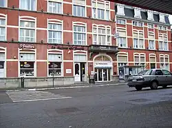 Le Progrès et la maison du peuple.