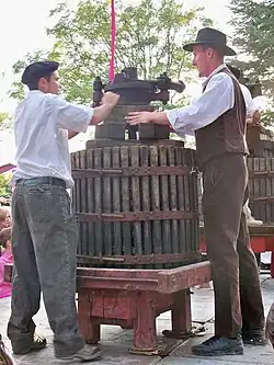 L'extraction du jus commence par le pressurage.