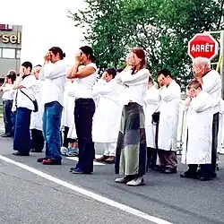 Groupe de citoyens participant à l'action performative.