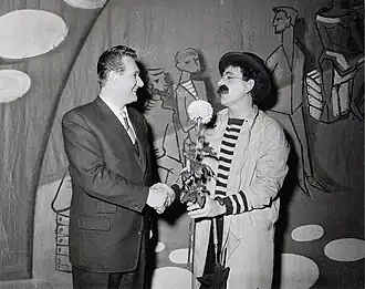 Avec son frère Kees Manders&nbsp;(nl) au théâtre royal Carré en 1957