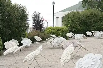 125 fleurs pétrifiées installées aux Grands Jardins de Normandin en 2006.
