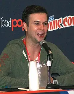 Taran Killam dans le rôle de Steve Jones