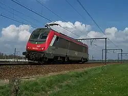 La BB 36003, haut-le-pied en livrée rouge.