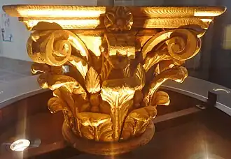 Chapiteau de style néoclassique en bois sculpté peint provenant d'un élément d'un retable de l'église Saint-Michel de Lesneven (XVIIIe&nbsp;siècle).