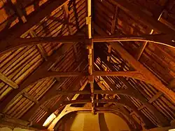 Charpente en coque de navire renversée de la salle d'armes.