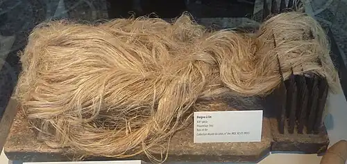 Peigne à lin datant du XIXe&nbsp;siècle, en bois et fer, provenant de Plounéour-Trez (Musée du Léon de Lesneven).