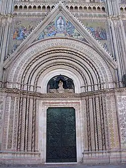 Porte centrale en bronze.