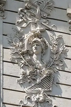 Relief sur la façade au no&nbsp;107.