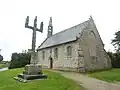 Saint-Thonan : la chapelle Saint-Herbot et son calvaire, vue extérieure d'ensemble.