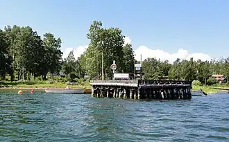 Embarcadère de Duvnäs, sur la côte de Blidösund d'Yxlan.