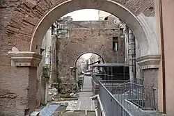 Vestiges du propylée et quartier du ghetto à l'arrière-plan.