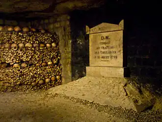 Plaque commémorative dans les Catacombes de Paris, où les corps de nombreux tués furent inhumés directement.