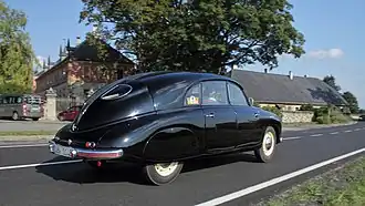 Vue de trois-quarts arrière d'une voiture ancienne noire.