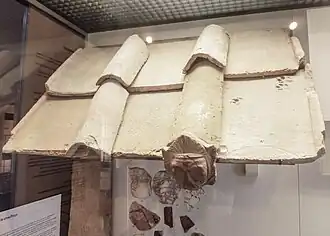 Vestiges d'une partie du toit de la villa gallo-romaine Les Bosséno (Musée de préhistoire de Carnac) (cf : avec traces étonnantes de pattes de chats)