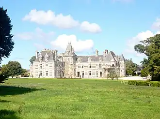 Le château de Keruzoret : vue d'ensemble depuis le parc du château