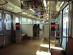 Interieur typique montrant les mini banquettes près des portes