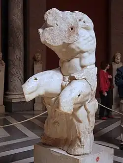 « Torse du Belvédère » assis sur une peau de panthère, (Ier&nbsp;siècle ?). Marbre, H. 1,59&nbsp;m.