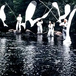 Vol de ouananiche fait une analogie entre la disparition de la ouananiche dans le lac Saint-Jean et la disparition des jeunes jeannois et saguenéens sur le territoire du Saguenay—Lac-Saint-Jean, 2002.