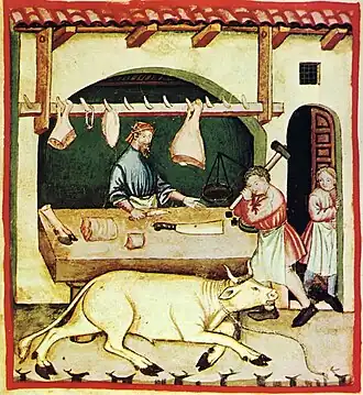 Une boucherie avec auvent et, à front de rue, poutre avec crocs auxquels pendent des viandes, au XIVe&nbsp;siècle : derrière l'étal qui déborde de l'appuie-fenêtre vers la rue où il repose sur deux pilastres et sur lequel sont posés un pied de bœuf, des morceaux de côtes et un grand tranchoir, un boucher parle à celui va assommer à la masse un bœuf couché dans la rue devant la boutique, tandis qu'un enfant regarde la scène depuis la porte entrouverte.