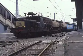 La BB 12090 à Amiens en mars 1989.