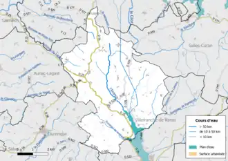 Carte en couleur présentant le réseau hydrographique de la commune