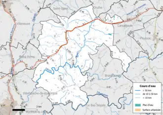 Carte en couleur présentant le réseau hydrographique de la commune
