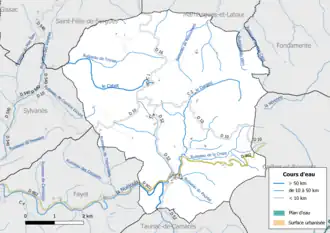 Carte en couleur présentant le réseau hydrographique de la commune