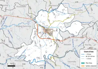 Carte en couleur présentant le réseau hydrographique de la commune