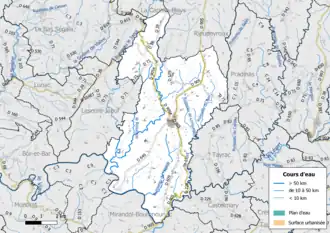 Carte en couleur présentant le réseau hydrographique de la commune
