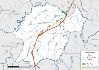 Carte en couleur présentant le réseau hydrographique de la commune