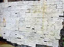 Ex-votos de remerciement près de la grotte.