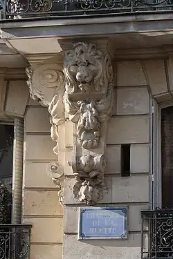 No&nbsp;12 : plaque et relief de lion.