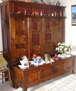 Reconversion d'un lit-clos en buffet.