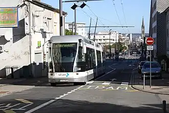 En France, en raison de sa capacité à circuler hors rails et lignes aériennes et malgré sa commercialisation en tant que tramway sur pneu, le TVR doit être immatriculé.