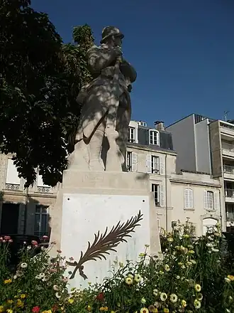 Elle passe devant la statue du 132e RI.