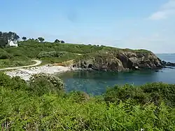 La grève de Pen-ar-Roz et les grottes situées dans la falaise.