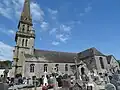 Église Saint-Gilles d'Elliant : vue latérale de l'église entourée du cimetière.