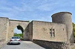 Portail d'entrée du château de Vénès.