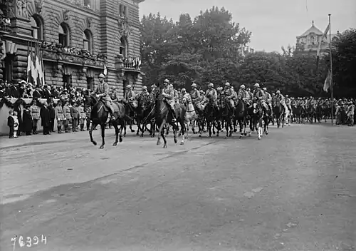 Défilé du 3e&nbsp;hussards à Strasbourg le 14 juillet 1922, devant le palais du Rhin.
