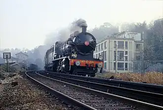 Un train à vapeur entre les gares de Bellevue et de Pont de Sèvres le 19/11/1983.