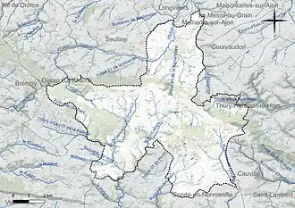 Carte en couleur présentant le réseau hydrographique de la commune