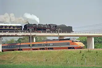 A Montereau, la LGV Sud-Est croise la ligne de Flamboin-Gouaix à Montereau, empruntée par quelques trains spéciaux jusque dans les années 1980.